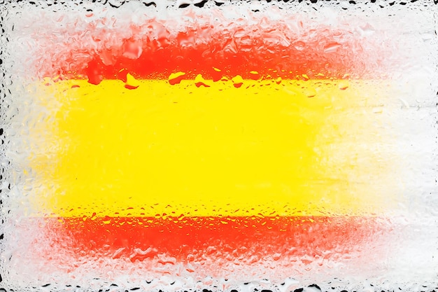 Spanien-Flagge Flagge Spaniens auf dem Hintergrund von Wassertropfen Flagge mit Regentropfen Spritzer auf Glas