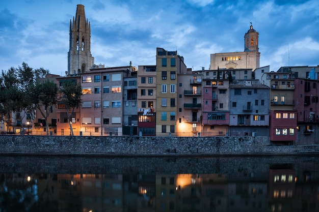 Spanien, Girona, Basilika San Felix und Kathedrale Santa Maria hinter Häusern am Fluss Onyar in Th