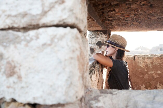 Spanien, Menorca, Frau im Gebäude blickt auf die Aussicht