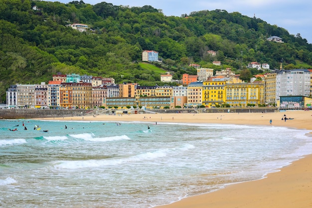 Spanien SanSebastian 5. Juni 2021 Die Menschen genießen ihren Urlaub am Strand von La Concha in der Stadt San Sebastian Baskenland Spanien