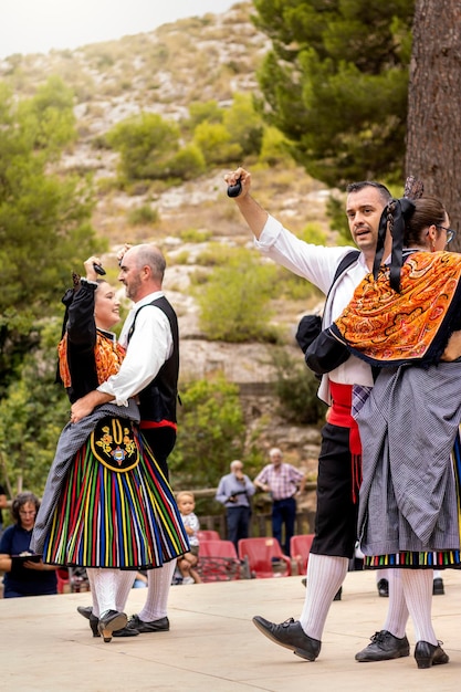 Spanier in traditioneller Kleidung tanzen