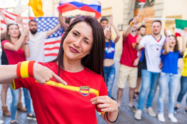 Spanierin Anhänger feiert den Sieg des Teams Spanien