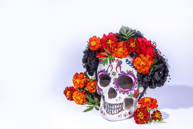 Spanisch-mexikanisches traditionelles Feiertagsherbstfest Tag der Toten dia de los muertos Hintergrund mit traditionellen Pan de Muerto-Brotdekorationen und Ringelblumen- und Cempasuchil-Blumen