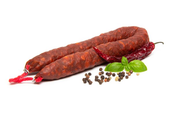 Spanische Chorizo-Wurst auf weißem Hintergrund