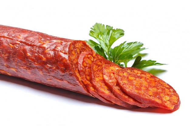 Spanische Chorizo-Wurst auf weißer Oberfläche