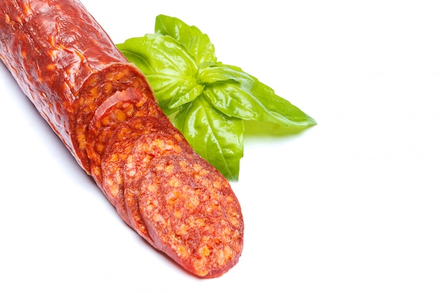 Spanische Chorizo-Wurst auf weißer Oberfläche