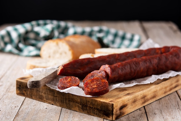 Spanische Chorizowurst auf rustikalem Holztisch