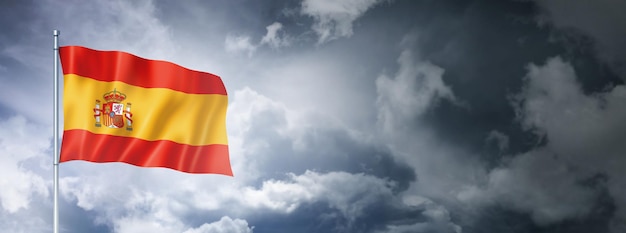 Spanische Flagge an einem bewölkten Himmel