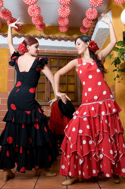 Foto spanische flamenco-tänzer während der sevilla-messe tanzen sevillanas