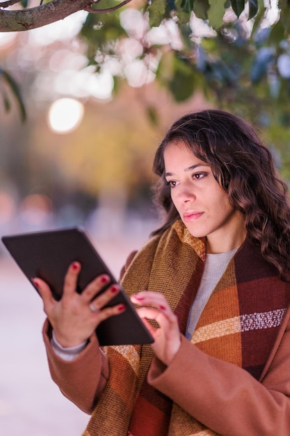 spanische geschäftsfrau selbstbewusster unternehmer mit tablet touchscreen in toledo herbstfarben