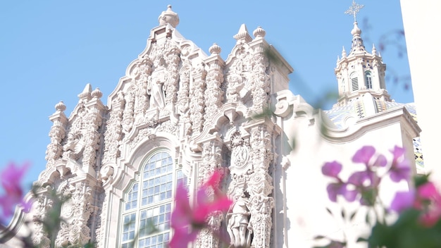 Spanische koloniale Wiederbelebungsarchitektur Glockenturm Blume San Diego Balboa Park