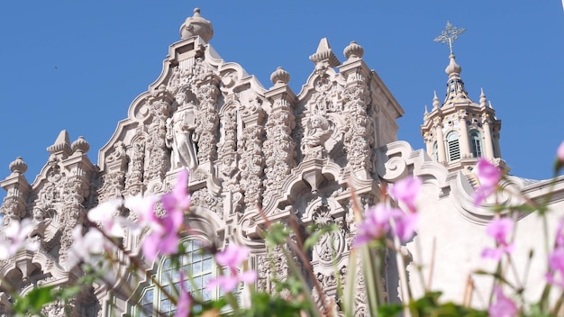 Spanische koloniale Wiederbelebungsarchitektur Glockenturm Blume San Diego Balboa Park