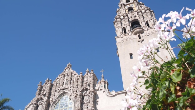 Spanische koloniale Wiederbelebungsarchitektur Glockenturm Blume San Diego Balboa Park
