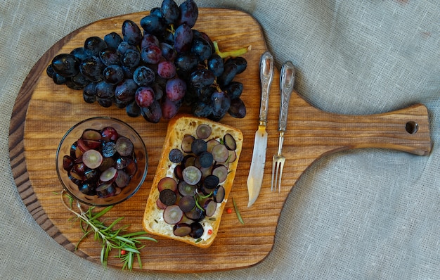 spanische oder italienische Bruschetta mit Marinadentrauben in Roséwein und Ziegenkäse