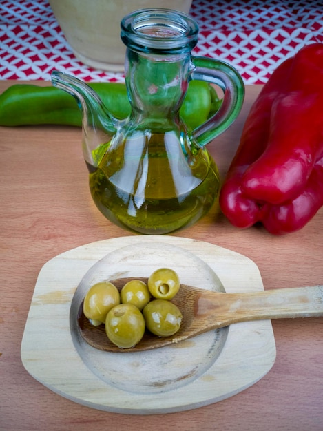 Foto spanische oliven mit nativem olivenöl