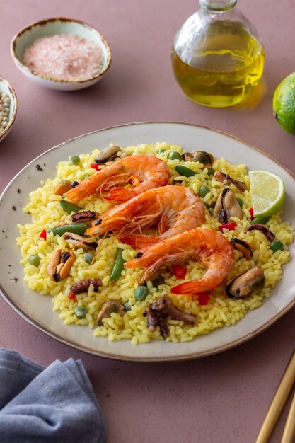 Spanische Paella mit Meeresfrüchten, Garnelen und Gemüse. Gesundes Essen. Spanische Küche.