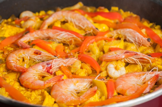 Spanische Paella mit Meeresfrüchten