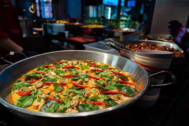 Spanische Paella, zubereitet im Straßenrestaurant aus nächster Nähe
