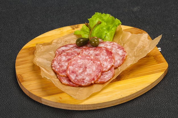 Spanische Salchichon-Wurst mit Salat