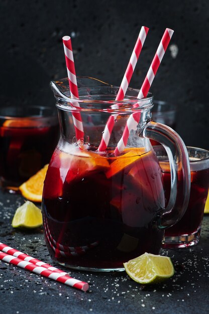 Spanische Sangria mit Orange und Limette