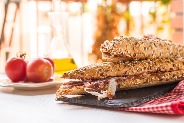 Spanische Schinkensandwichnahaufnahme mit Olivenöl, Tomate und Knoblauch.