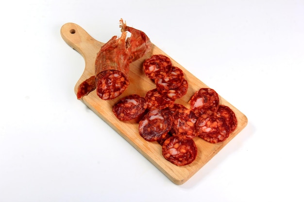 Spanische Schweinefleisch-Chorizo-Salami-Wurstscheibe auf Weiß. Chorizo iberische Extrawurstscheibe mit Gewürzen