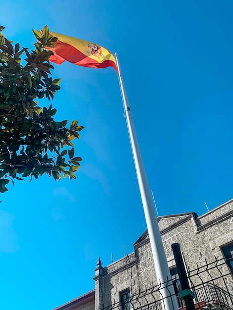 Spanische Staatsflagge auf blauem Himmel