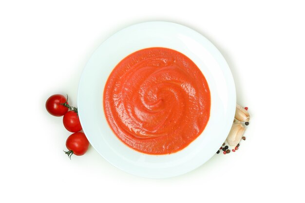 Foto spanische suppe gazpacho isoliert auf weißem hintergrund