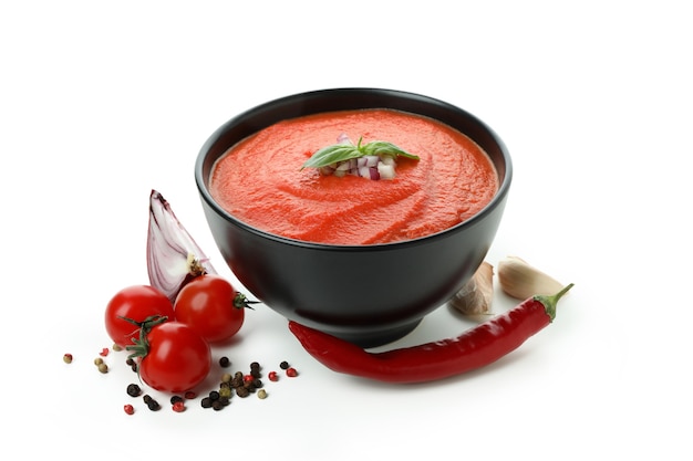 Spanische Suppe Gazpacho isoliert auf weißem Hintergrund