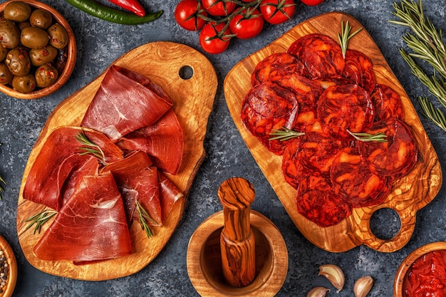 Spanische Tapas mit Chorizo, Jamon, Picknicktisch, Draufsicht