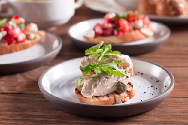 Foto spanische tapascremetunfischcreme und -grüns