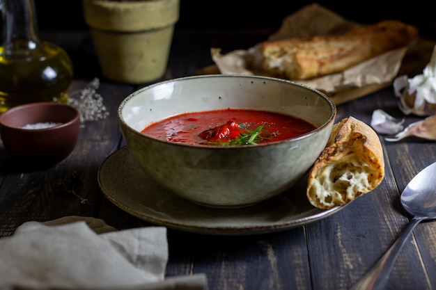 Spanische Tomatensuppe Gazpacho auf einem hölzernen Hintergrund