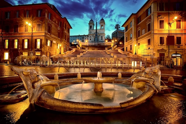 Spanische Treppe und Fontana della Barcaccia in Rom am frühen Morgen, Italien