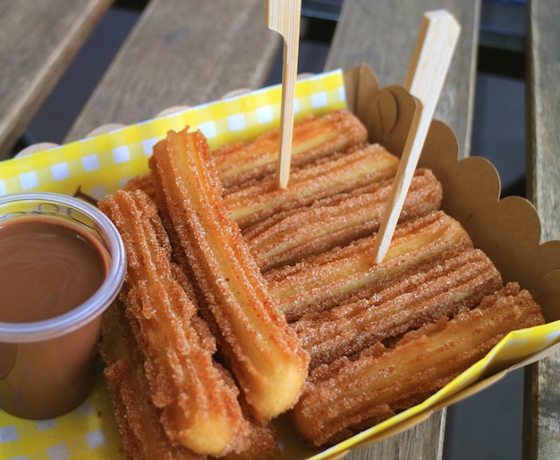 Spanische Zimt-Churros mit Schokoladen-Dip