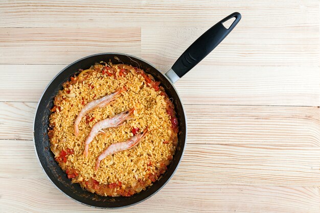 Spanischer Reis oder Paella mit Garnelen und Fisch