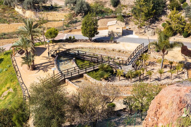 Spanisches Dorf mit Häusern, Parkplatz und Bereich zum Entspannen und Wandern am Fuße der Berge, Finestrat Spanien