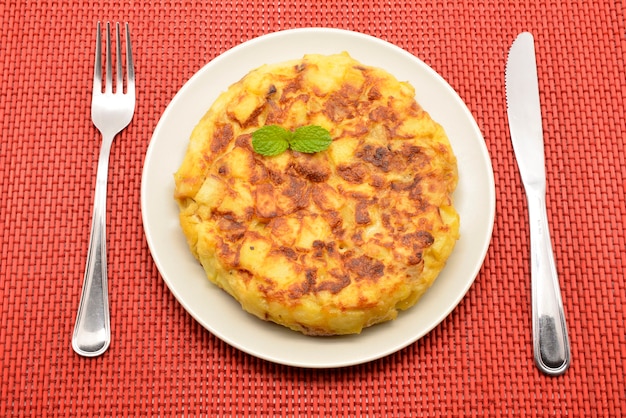 Spanisches Tortilla-Omelett mit Kartoffeln und Zwiebeln