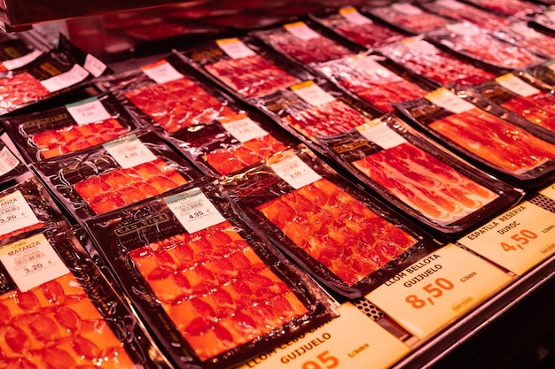 Spanisches traditionelles Iberico-Schinken-Schinken-Premiumfleisch auf dem berühmten Markt in Barcelona, Katalonien