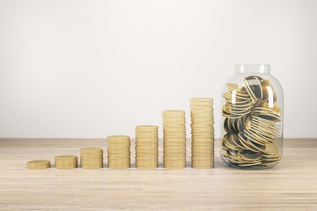 Spar- und Investitionskonzept mit aufwachsender Reihe von goldenen Münzstapeln und mit Goldmünzen gefülltem Glasgefäß auf Holztisch bei hellem Hintergrund 3D-Rendering