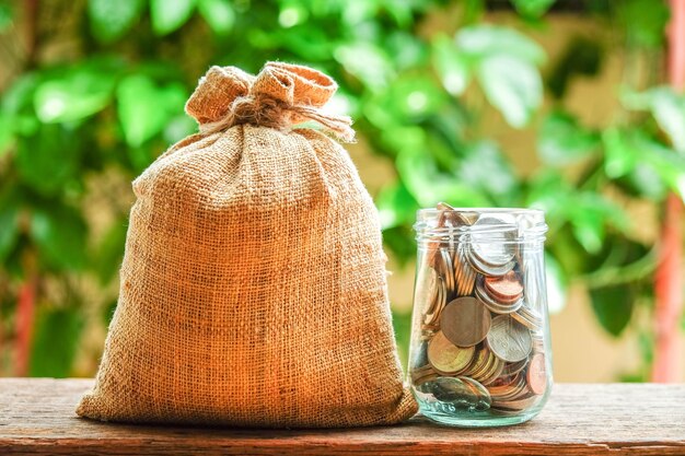 Sparen Sie Geld für Investitionskonzeptmünzenbaht thailändisch im Glasgefäß