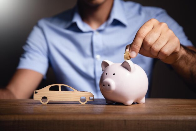 Sparen Sie Geld, um ein Auto und eine Versicherung zu kaufen