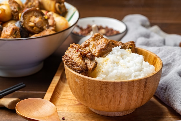 Spareribs refogados deliciosos e arroz