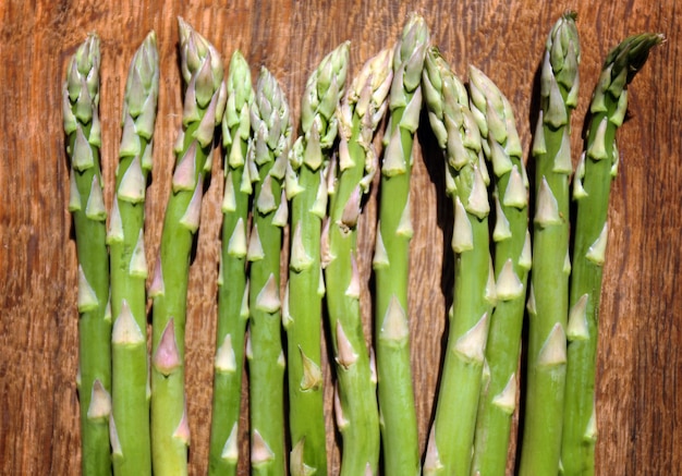 Spargel auf Holztisch