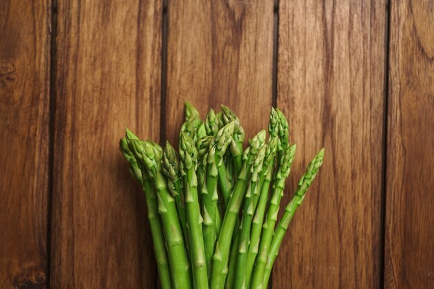 Spargel aus dem Garten auf Holzuntergrund