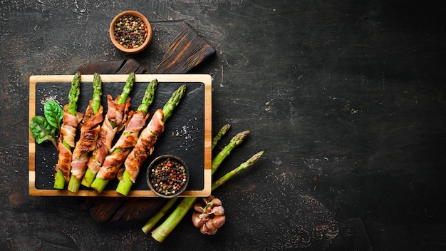 Spargel gebacken mit Speck und Gewürzen Gesundes Essen Draufsicht Freier Platz für Ihren Text