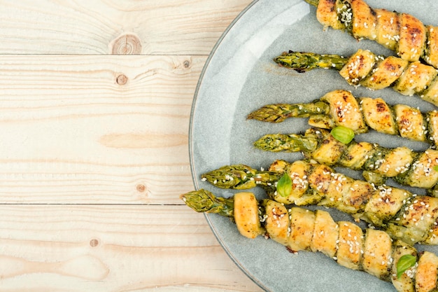 Spargel im Blätterteig gebacken