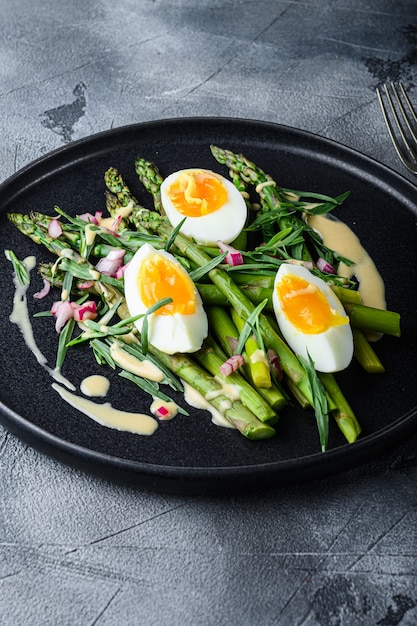 Spargel mit Eiern und französischem Dressing mit Dijon-Senf