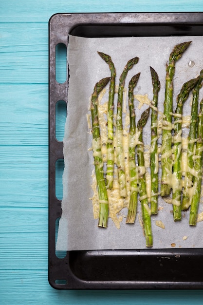 Spargel mit Käse im Ofen gebacken