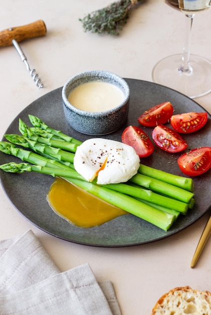 Spargel mit pochierten Eiertomaten und Sauce Hollandaise Gesunde Ernährung Vegetarisches Essen