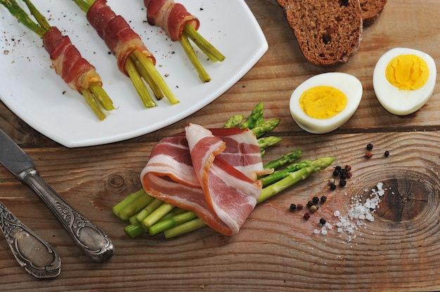 Spargel mit Speck auf Weinleseholzoberfläche